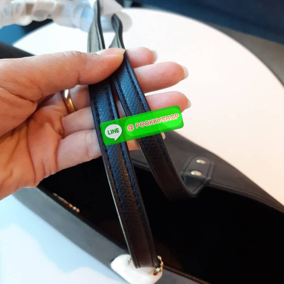 COACH F36658 REVERSIBLE CITY TOTE IN SIGNATURE CANVAS WITH POUCH Best seller!! ขายดีที่สุด!! กระเป๋าทรงโท้ท กลับด้านใช้ได้ 2IN1 สองโทนสีที่ลงตัว เปลี่ยนลุคใช้ได้ไม่ซ้ำ วัสดุหนังแคนวาสเคลือบลาย มาพร้อมกระเป๋าคล้องใบเล็ก คุ้มค่าที่สุด จุของได้ไม่ต้องยั้ง ใบ