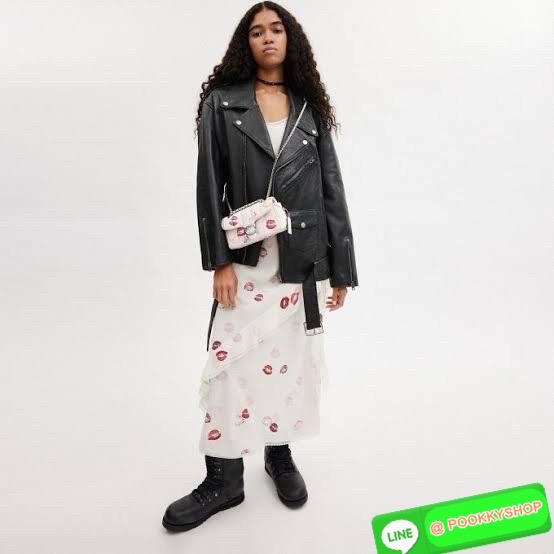 Coach CR114 – Tabby Shoulder Bag 20 With Quilting And Lip Print ไอเทมสุดจี๊ดจาก Coach USA ที่ห้ามพลาด! รายละเอียดสินค้า: • วัสดุ: หนังแกะนัปป้า (Nappa Leather) นุ่มหรูระดับพรีเมียม • ลวดลาย: ลิปปริ้นท์ (Lip Print) ลิมิเต็ดสุดปัง