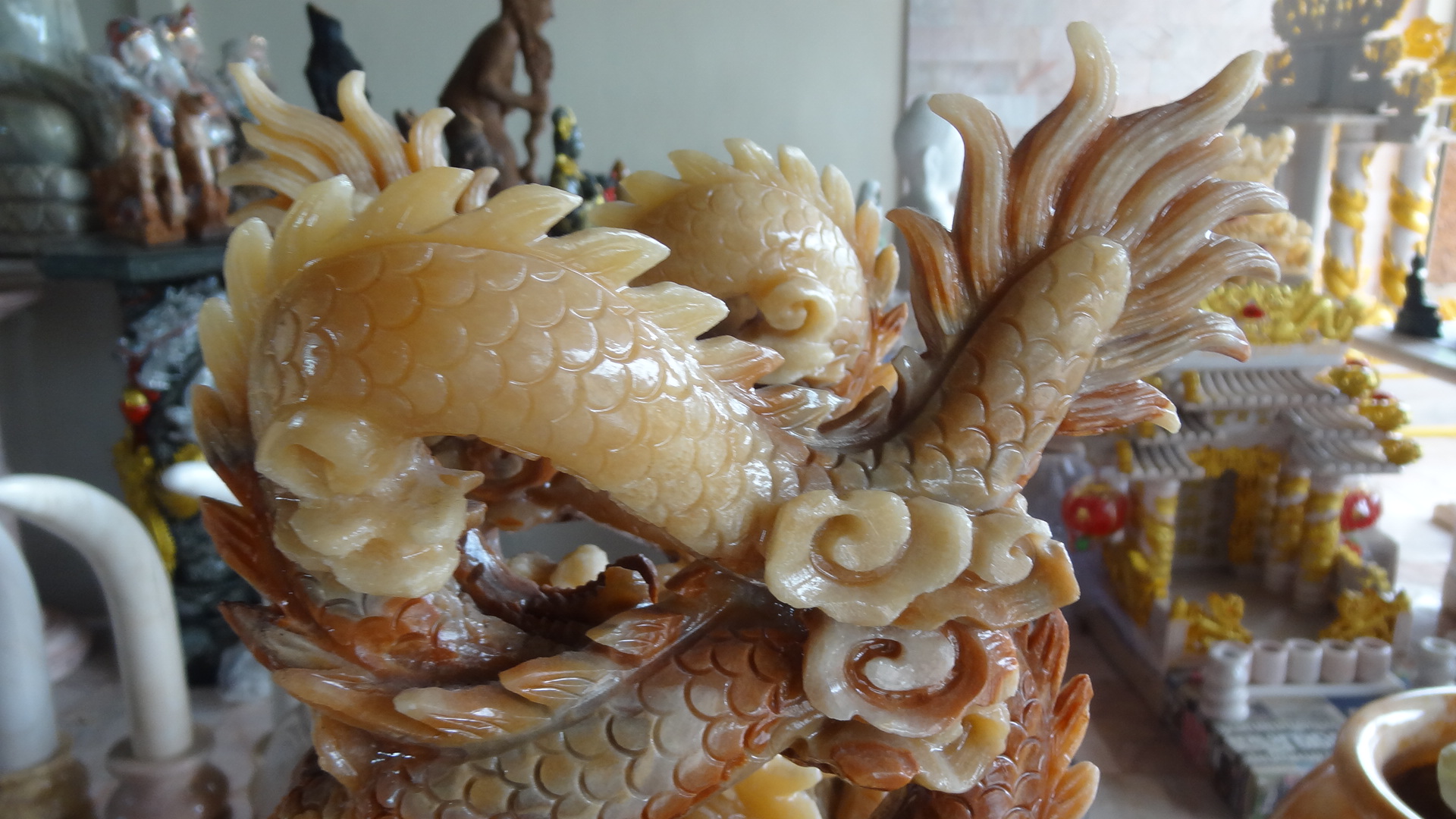 มังกรคาบแก้ว หินหยกน้ำผึ้งแกะสลักขนาด กว้าง 30 สูง 16 เซนติเมตร