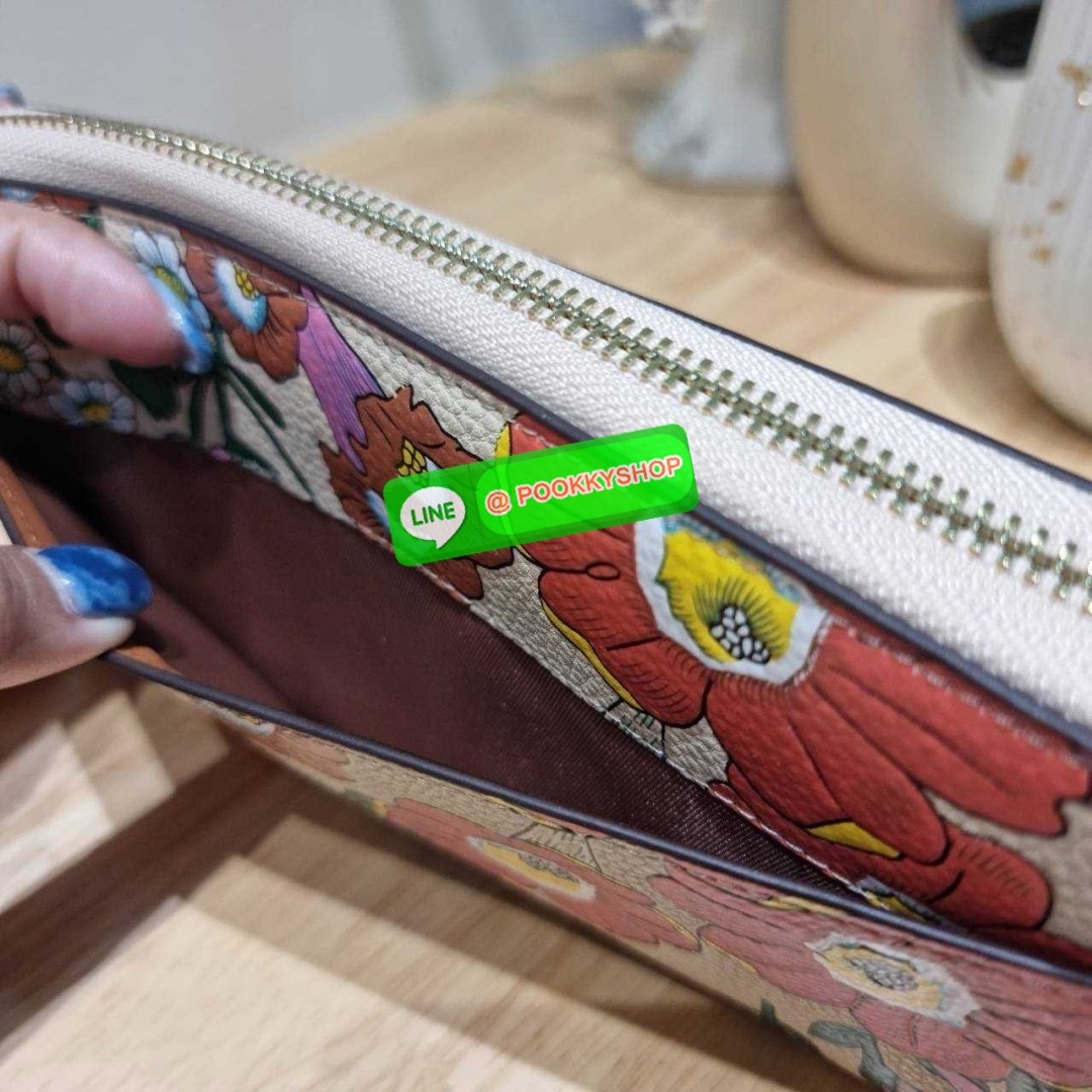 🔆 Model COACH CJ373 LONG ZIP AROUND WALLET WITH FLORAL PRINT 🔆 Details กระเป๋าสตางค์ใบยาว คอลเลคชั่นใหม่ กับดีไซน์ใหม่ ลวดลายดอกไม้สดใสรอบใบโดดเด่น สะดวกใช้งานและขนาดกำลังเหมาะมือมากๆ รูดใช้งานด้วยซิปรอบใบ ภายในแบ่งสัดส่วนไว้อย่างดี มีทั้ง