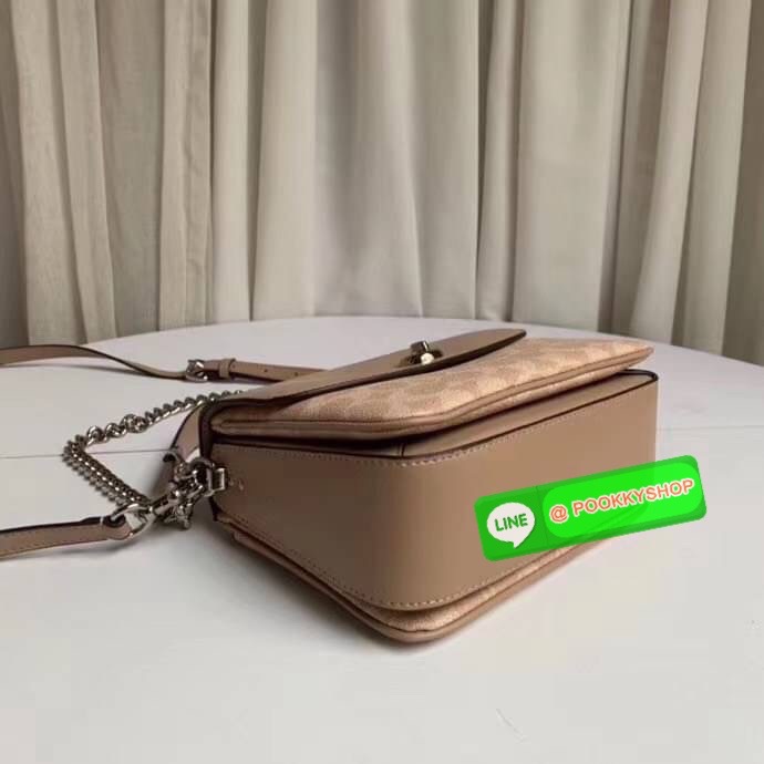 COACH 89089 CASSIE CROSSBODY 19 IN SIGNATURE CANVAS คัมแบ็คแล้วจ้า!! เรียบหรู ดูดี ต้องไอเท็มนี้เลย!! กระเป๋าสะพายข้าง สุดพิเศษ!! มีสายมาให้ถึง 3 แบบ!! สลับใช้แมทช์ตามสไตล์ได้เลย วัสดุหนังแคนวาสสลับหนังแท้ บอกเลยว่าสวยทุกสีนะคอลนี้ เปิด-ปิดด้วยตัวบิดล็อค