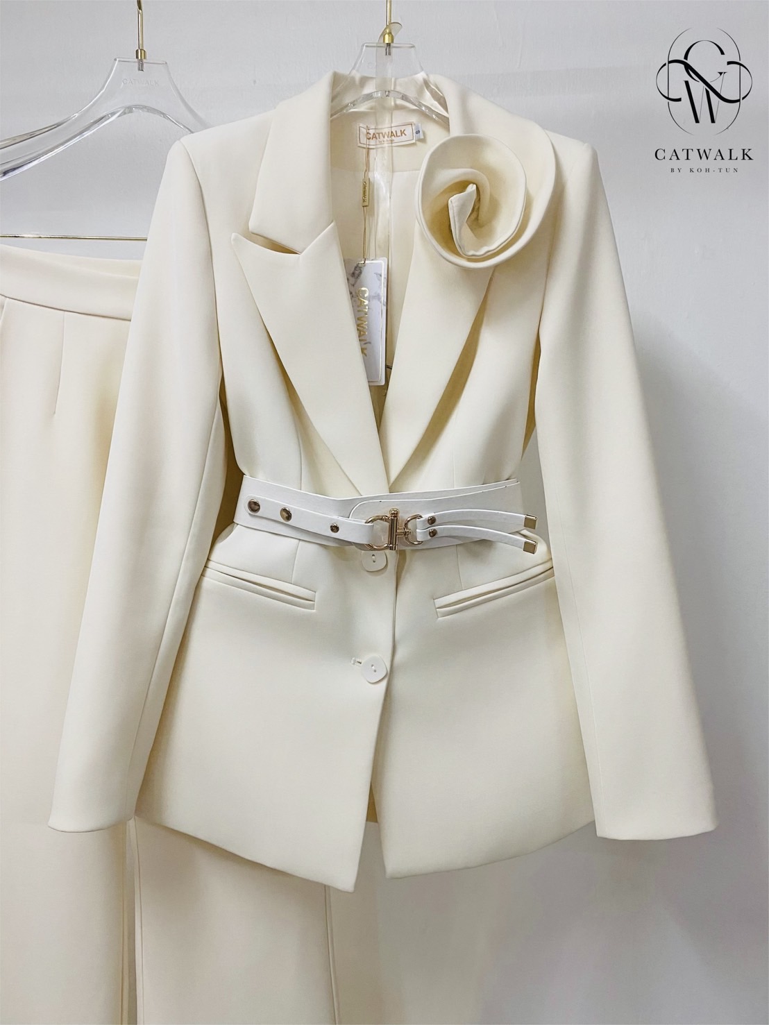 ชุดเซทแฟชั่น กับSet BLAZERปกดอกไม้+เข็มขัด+กางเกงทรงสวย