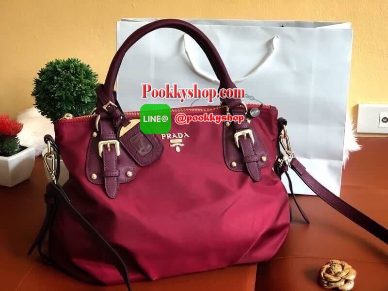 PRADA NYLON BAG WITH ZIP กระเป๋าถือหรือสะพายพรีเมี่ยมกิ้ฟจากเคาน์เตอร์แบรนด์ Limited edition วัสดุ Nylon เนื้อหนาคุณภาพดีตามแบบฉบับแบรนด์ด้านหน้าประดับโลโก้หรู เปิดปิดด้วยซิป ภายใน Polyester 100% มีโลโก้ ช่องซิปจุมากค่ะ สามารถใส่เอกสาร A4 ipad ของใช้ได้เย