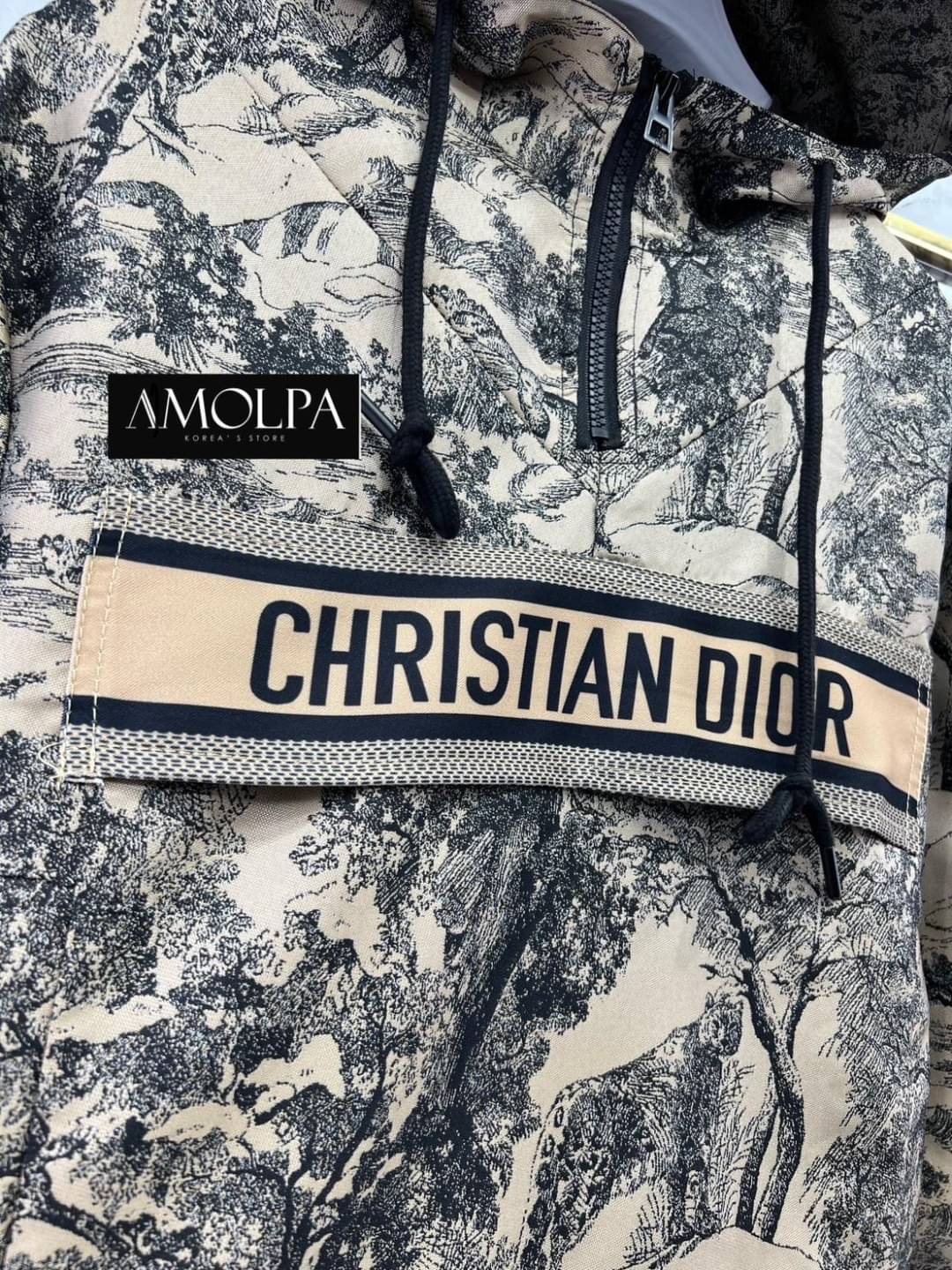 SET HOOD DIOR Classic Original 2023SS ตัวเสื้อเป็นเสื้อคลุมมีฮู๊ดดด มาพร้อมกระโปรงจีบรอบทรงสวย สวยเด่น ผ้าใส่สบายมากกกก เนื้อผ้าดีมากๆค่ะค๊าลูกค้า ใส่แล้วไม่ร้อนระบายความร้อนได้เป็นอย่างดีเลย ผ้าเย็นๆ ใส่สบายสุดๆ แมทซ์กับอะไรก็สวย เข้ากันได้ดี ป้าย Tag DI