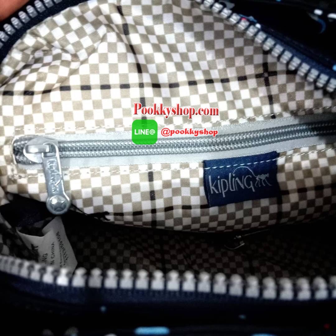 KIPLING ELISE HANDEBAG กระเป๋าถือและสะพายไหล่ ขนาดกำลังพอดี จุของได้มาก มีหูจับสองสาย ถือสะดวก น้ำหนักเบา มีช่องซิป ด้านหน้า ช่อง กระดป๋าหลักเปิด-ปิดด้วยซิป มี3 ช่องว่างใส่ของได้จุมากๆ ใส่มือถือได้ กระเป๋าสตางค์ใบยาว และ เครื่องสำอางค์ได้หลายชิ้นเลยค่ะ เก