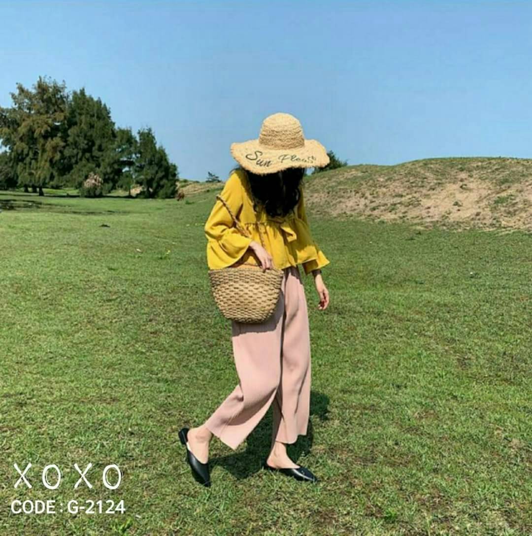 สินค้าพร้อมส่ง งานอย่างดี พร้อมกล่อง แตะสวม ใส่สบาย น้ำหนักเบา โดนน้ำได้ ด้านหน้าเชฟไล่วี ใส่แล้วเก็บทรงเท้า ดูขาเรียวยาว สีพสาเทล แมทส์ชุดง่าย มีส้นเล็กน้อยกำลังใส่สบาย วัสดุ PVC