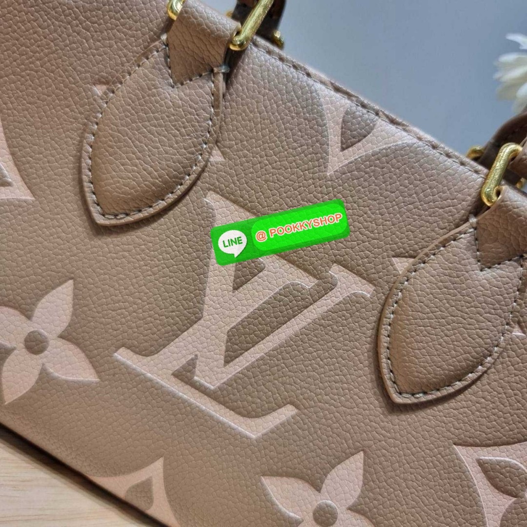 🔆 Model LV on the go east west 🔆 Details ใหม่ล่าสุด ดีไซน์กะทัดรัด กับกระเป๋าทรงโท้ทที่ใครเห็นต้องเป็นคลั่งรัก ยอดฮิต คลาสสิค ผู้ดี หรูหราได้ทุกลุค ทุกสไตล์ มาพร้อมหูจับในตัว คล้องแขน คล้องไหล่ก็ดูแพง หรือจะเกี่ยวสายครอสสะพายข้างก็อัพลุคได