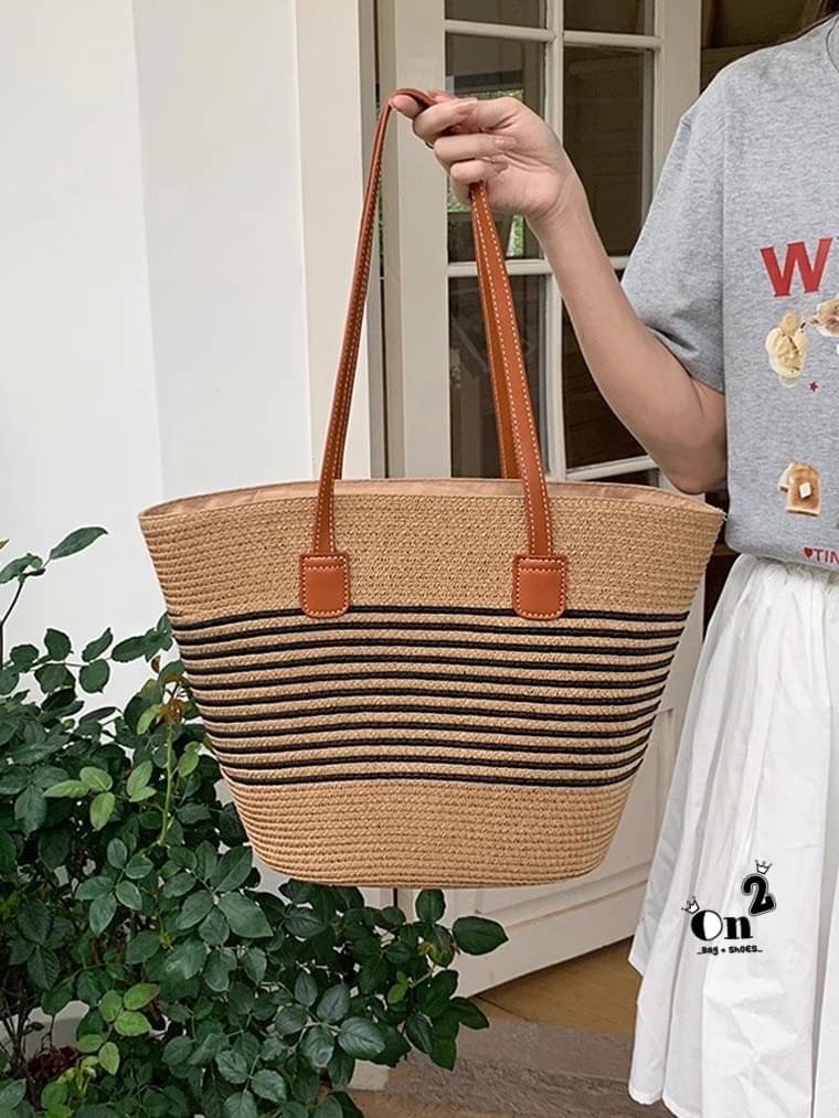 กระเป๋าสานทรงช้อปปิ้งสะพายไหล่ ผ้าทอสายหนัง งาน แฟชั่น street wear สวยเก๋ ใส่ได้ครบทุกสิ่งอย่าง พร้อมส่งสี วัสดุดีเกรดทนทานค่ะ