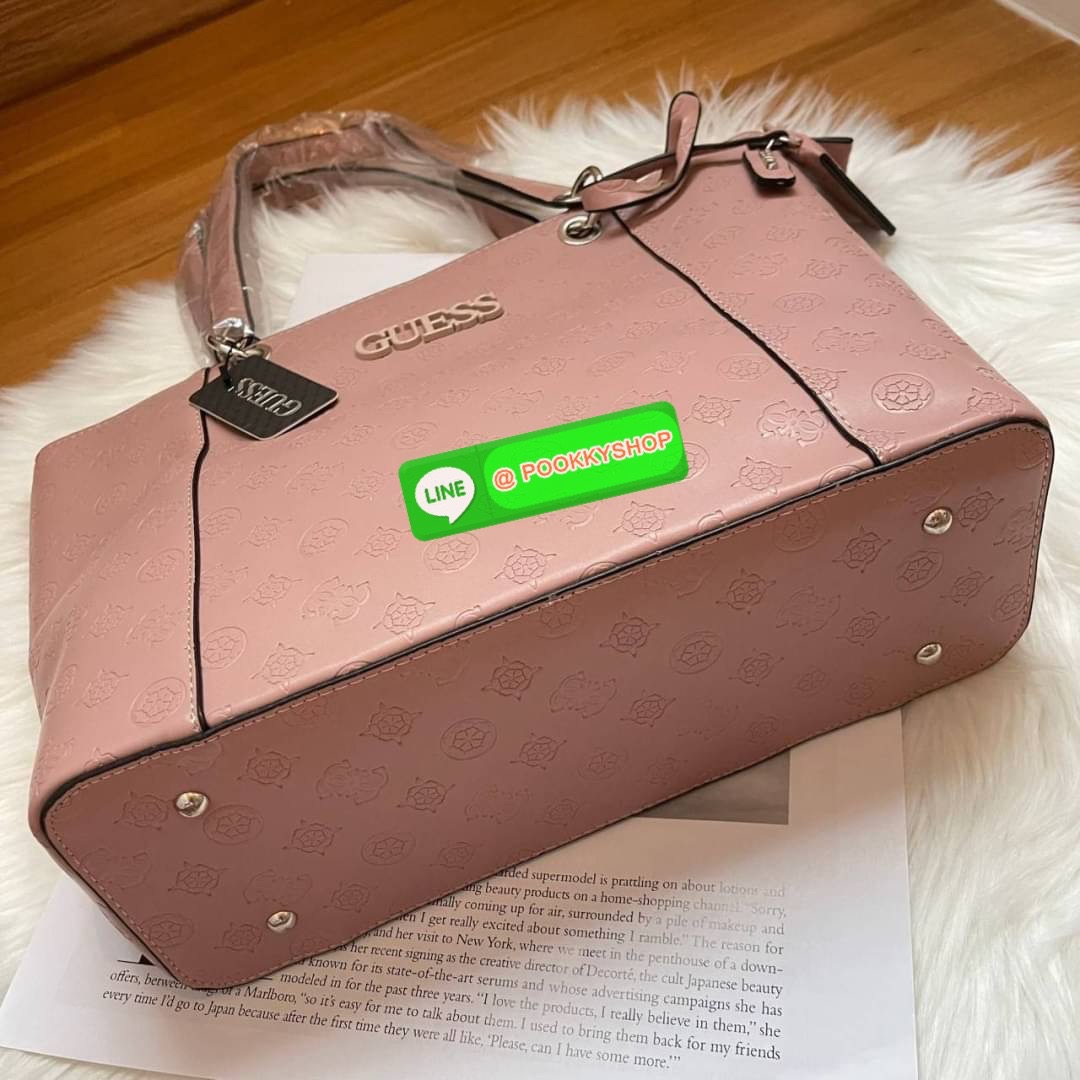 Guess กระเป๋าทรงช้อปปิ้ง หนังดี ปั๊มลายโลโก้แบรนด์รอบใบงานสะพายไหล่ เปิดปิดด้วยซิป มีหมุดรองฐาน ด้านในซับในแบรนด์อย่างดี