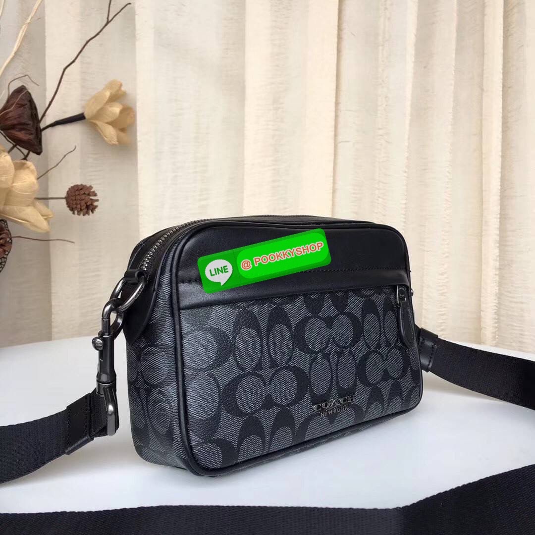 Brand : Coach Graham Crossbody Detail : กระเป๋าสะพาย crossbody ทรงเหลี่ยมชาย ใหม่ล่าสุด ภายในกว้างและ มีช่องว่างหนึ่งช่องใหญ่ ใส่ของได้จำนวนมาก สายสะพายปรับระดับได้ ถือไปทำงานก็เรียบหรู หรือจะสะพายในวันชิวๆ ก็ได้ ซื้อเป็นของขวัญให้แฟน หรือคนในครอบครัวได้เ