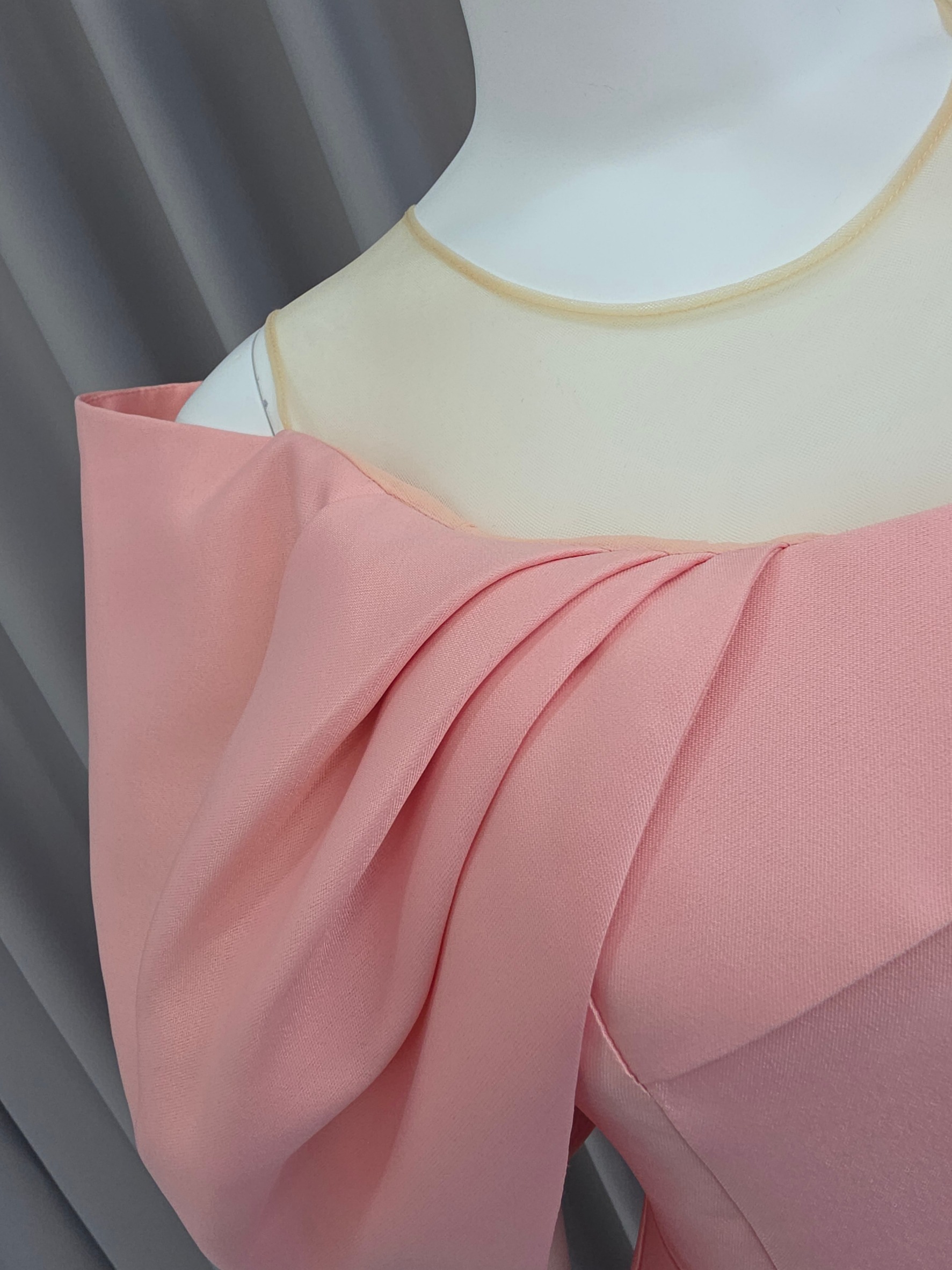 เดรสแฟชั่น มีดี้เดรสเสื้อคอกลมแขนกุด แต่งด้วยผ้าซีทรูสีนู้ด