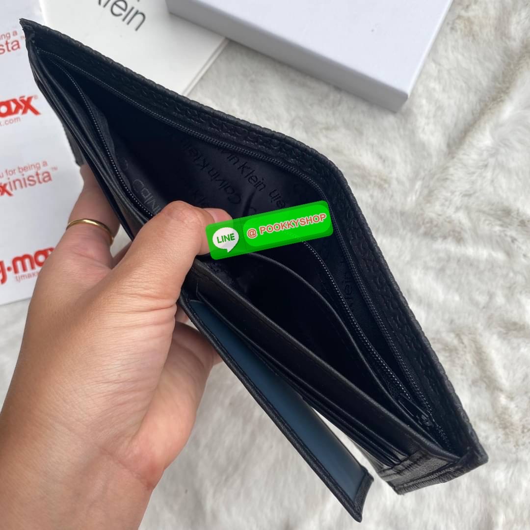 Calvin Klein leather wallet with credit card fold set กระเป๋าสตางค์ใบสั้น และ ที่ใส่บัตรย่อย สุดคุ้มมอบให้เป็นของขวัญหรือใช้เองก็แนะนำค่ะ set นี้มาเท่าไรก็หมดคะ รีบจับจองนะคะ มาพร้อมถุงกระดาษแบรนด์ด้วยนะคะ