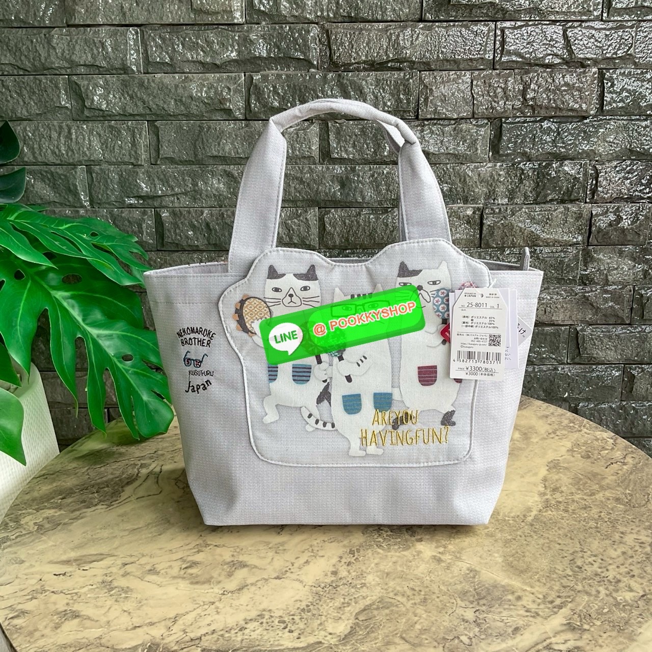 กระเป๋าถือ คล้องแขน ทรงโท้ทสุดเก๋และน่ารัก Nekomaruke Hamipoke Bag จาก Kusguru Japan กระเป๋าโท้ทสุดน่ารักใบนี้เหมาะสำหรับผู้หญิง และเป็นไอเทมใหม่ในคอลเลกชันฤดูใบไม้ผลิ/ฤดูร้อน 2025