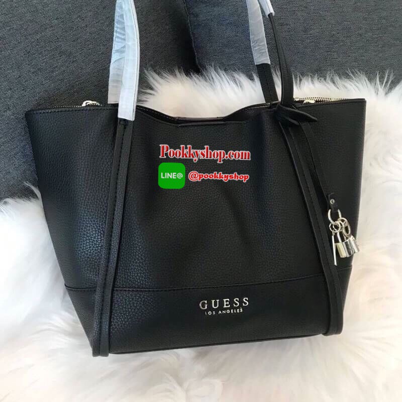 GUESS HEIDI HAMMERED EFFECT BAG 2 in 1กระเป๋าสะพายจาก Guess factory วัสดุ PU คุณภาพดี นิ่ม น้ำหนักเบา ด้านหน้าประดับด้วยโลโก้แบรนด์สุดหรู เปิดปิดกระเป๋าด้วยกระดุมแม่เหล็กและซิป ด้านในโล่งกว้างมีช่องสำหรับใส่ของด้านข้างกระเป๋าเพิ่มอีก2ช่องใช้งาน รุ่นนี้มาพ