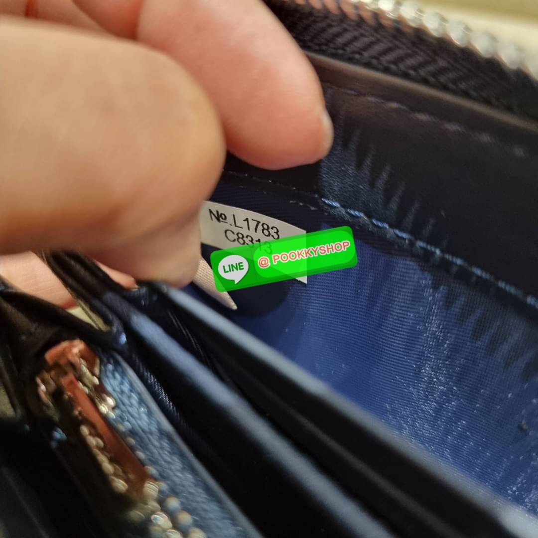 COACH C8313 LONG ZIP AROUND WALLET WITH SIGNATURE JACQUARD WITH STRIPES พร้อมเสิร์ฟความเลิศหรู ใหม่ล่าสุด กระเป๋าสตางค์ใบยาวกึ่งคล้องมือ ดีไซน์ผู้ดี๊ผู้ดี รุ่นขายดี ถือใช้คือขับผิวสุด!! วัสดุผ้า jacquard ลวดลายดูแพง มาพร้อมสายคล้องมือ ถอดออกได้ ภายในใส่บั