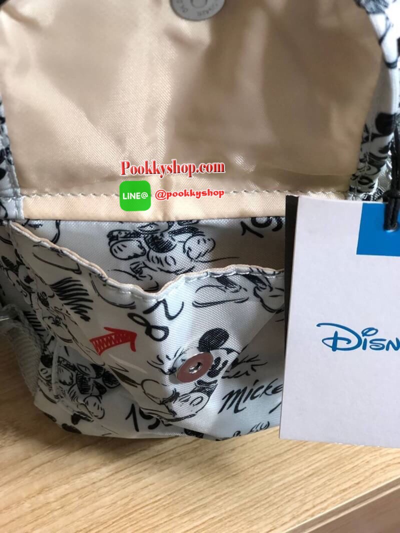 Kipling City Pack seoul go Medium Backpack Kipling Mickey Mouse collection มาพร้อมดีไซน์ทันสมัย สนุกสนาน ใช้งานได้อย่างคล่องตัว ด้วยสีและลายสุดคลาสสิก โดดเด่นด้วยพื้นที่ภายในและช่องต่างๆ ที่ให้คุณจัดเก็บของสำคัญได้ครบถ้วน