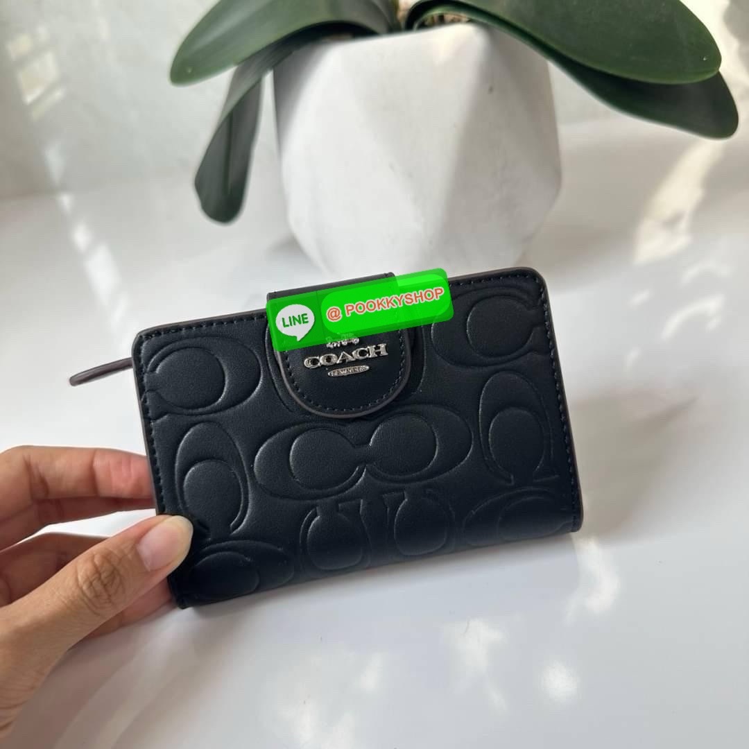 Coach Medium Corner Zip Wallet With Signature Leather 🔖กระเป๋าตังใบกลาง คอลเลคชั่นใหม่ หนังนิ่ม ลายC นูน สวยมาก 🔖วัสดุ: หนังแท้ 🔖เปิด - ปิดแบบกระดุม มีช่องใส่แบงค์ ใส่ธนบัตรได้ทุกชนิด ช่องใส่บัตร ใส่เหรียญ