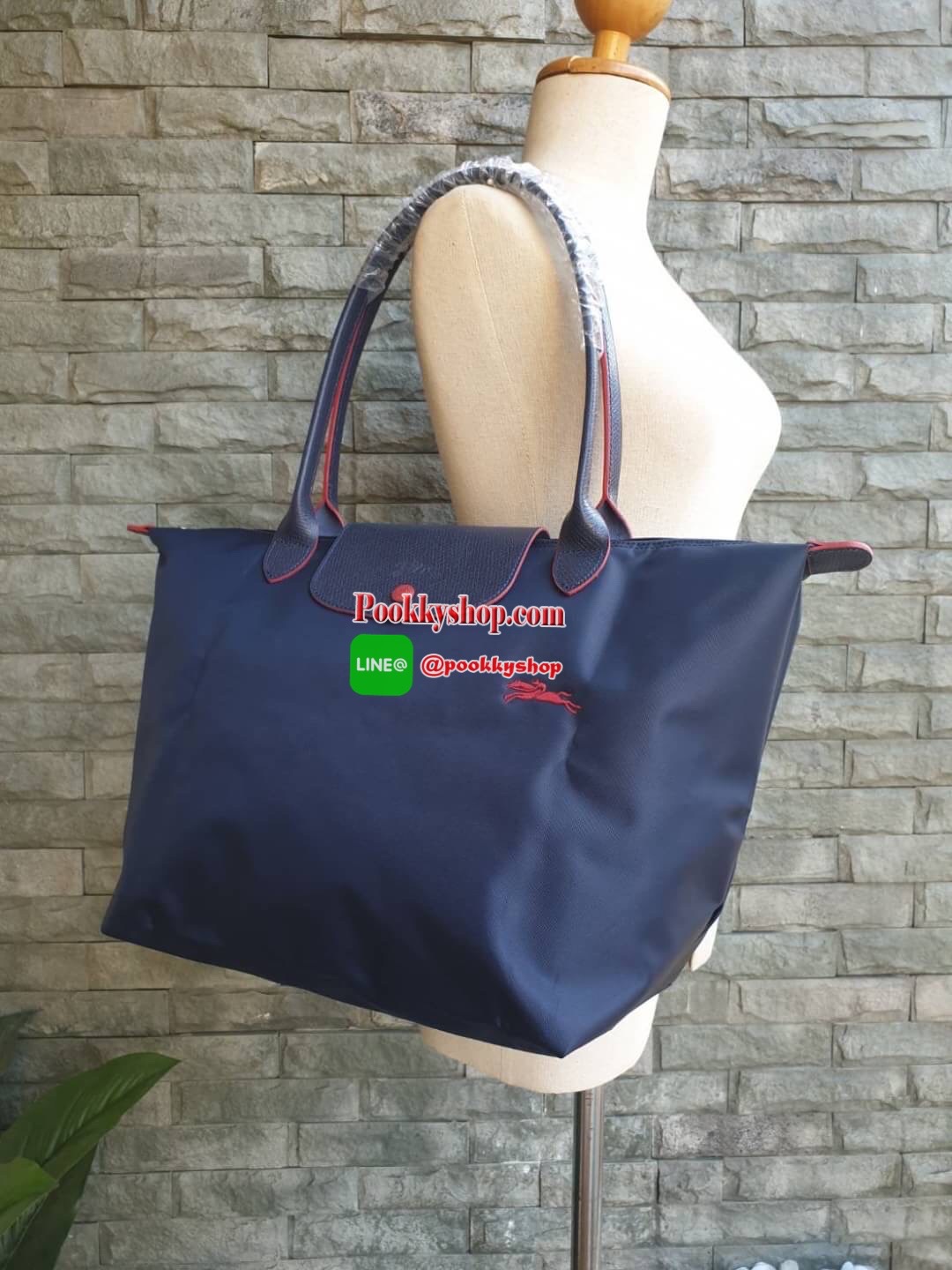 Longchamp Le Pliage Club Tote Bag Size L หูยาว วัสดุเนื้อผ้า Nylon Canvas เคลือบกันนำ้ ตัดด้วยหนังแท้ที่มีน้ำหนักเบา ดีไซน์เรียบง่ายแต่เต็มไปด้วยความคลาสสิก จนเป็นที่ชื่นชอบไปทั่วโลก Longchamp ปรับโฉม LE PLIAGE ด้วยการปักลายรูปม้า-ตราสัญลักษณ์ของแบรนด์บนผ