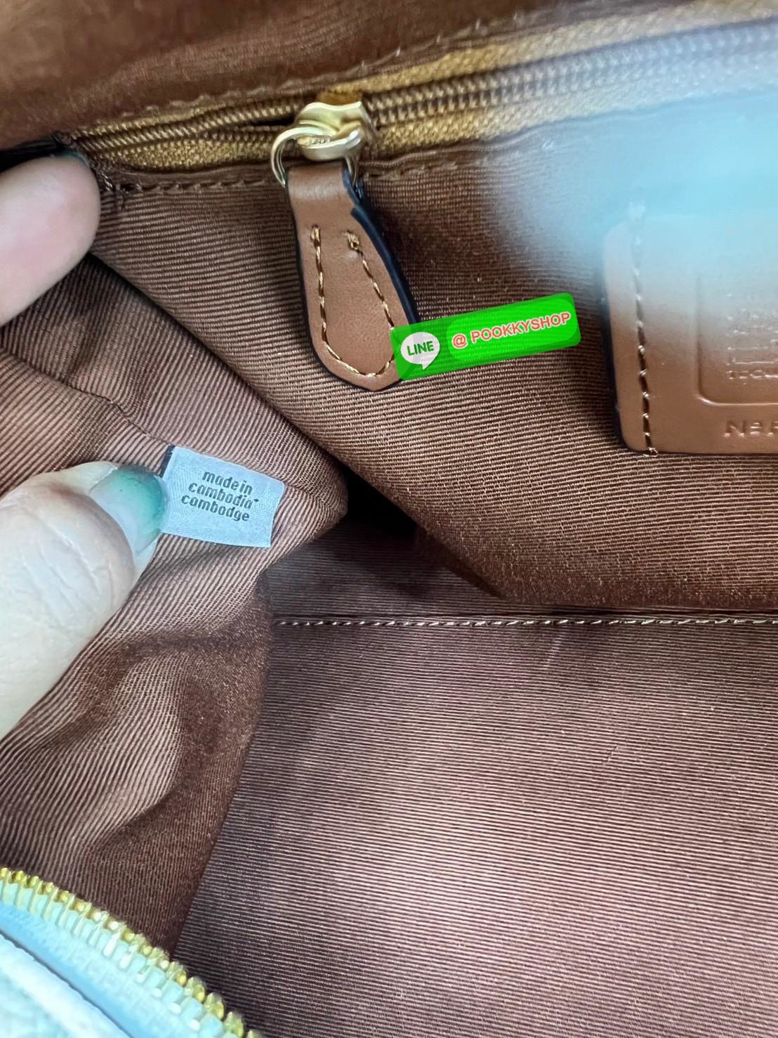 COACH ROWAN SATCHEL IN SIGNATURE CANVAS จุดเด่นของกระเป๋าทรงsatchel bag คือรูปทรงของกระเป๋าดูแข็งแรง มั่นคง ไม่เสียทรงง่าย มาพร้อมหูหิ้วที่ด้านบนของกระเป๋า ลายแคนวาสที่เป็นซิกเนเจอร์แบบเอกลักษณ์ ช่องใช้งานทุ้งภายในและภายนอก นอกจากนี้ กระเป๋าประเภทนี้ยังมี