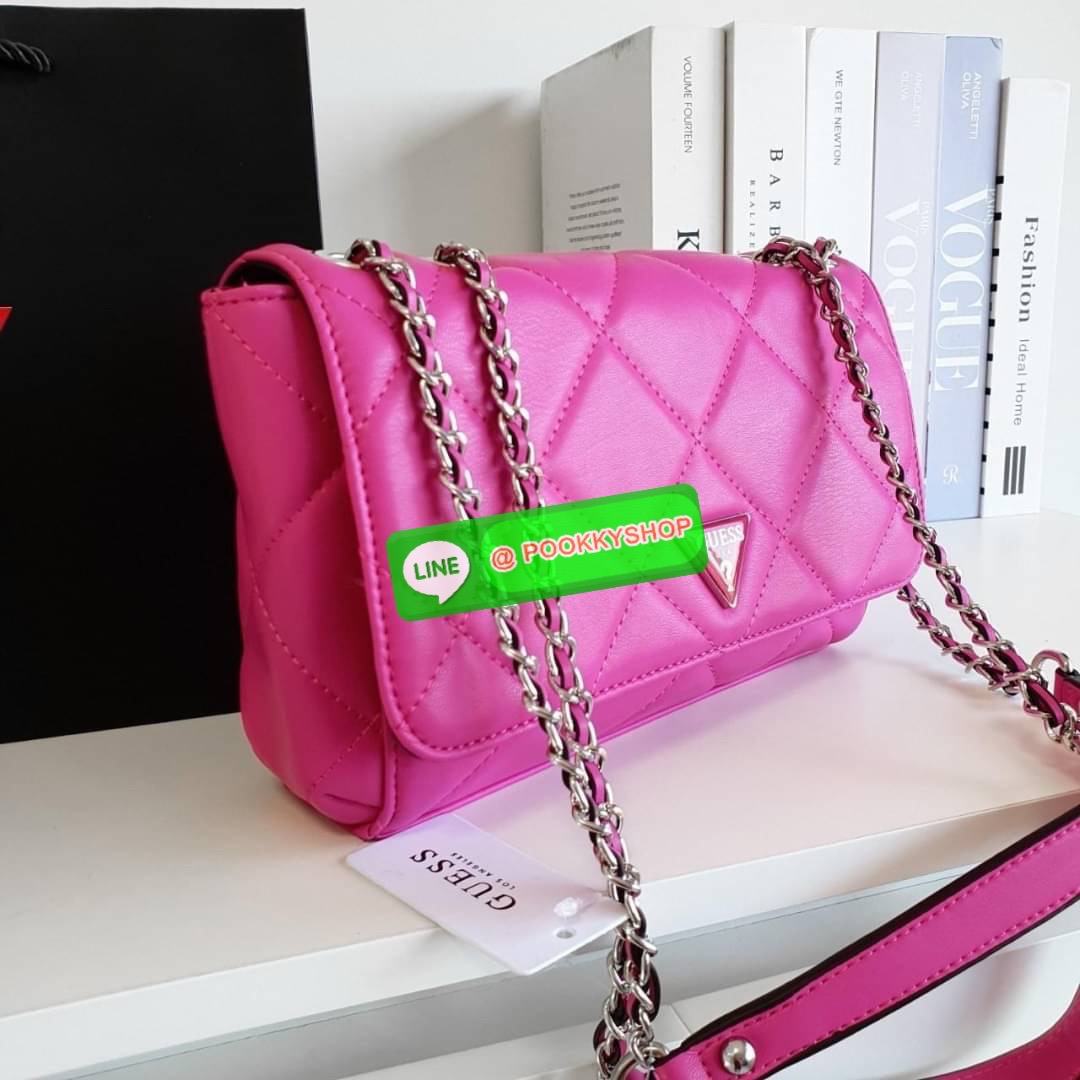 รุ่นใหม่ล่าสุด!! GUESS CESSILY CONVERTIBLE CROSSBODY BAG กระเป๋าสะพายข้าง รูปทรงสวย หนังนิ่มมือมากกก ตกแต่งด้วยโลโก้แบรนด์ด้านหน้า ด้านในเปิดปิดด้วยกระดุมแม่เหล็ก มีช่องซิปแยก+ช่องใส่บัตรฝั่งตรงข้ามอีกช่อง สามารถใส่กระเป๋าสตางค์ยาว โทรศัพท์ได้ทุกรุ่น มาพร