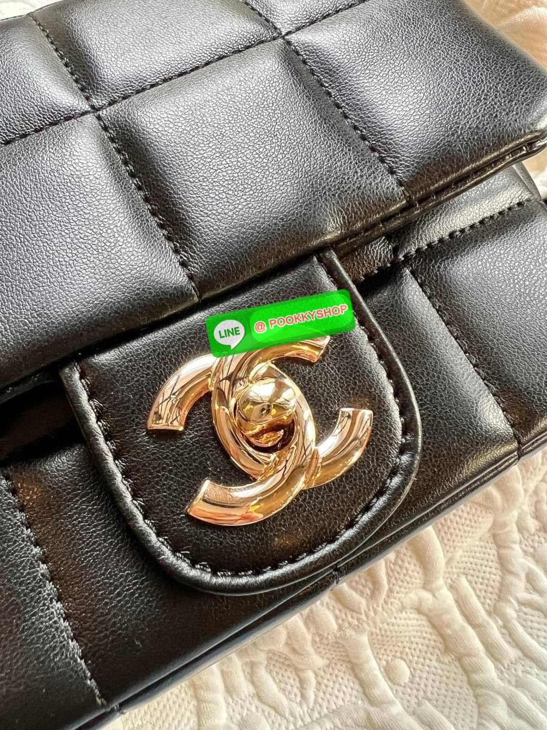 CHANEL SHOULDER BAG WITH CHAIN BAG ((Chanel vip gift make up ตปท.)) 🎁พร้อมส่ง! รุ่นนึ้จะใช้เองหรือซื้อฝากเพื่อนๆ ก็ถูกใจผู้รับเลยค่า หนังแกะสังเคราะห์ หนังดีมีความนิ่มและเงาในตัว สัมผัสคือหลงรักแน่นอนค่ะ🤩 โดดเด่นด้วยสายสะพายร้อยลูกเต๋ามีตั