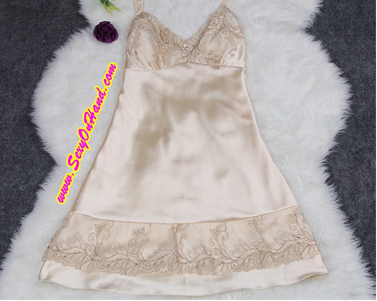 ชุดนอนผ้าไหม ชุดนอนคุณหนู สุดหรู ผ้าไหมสายเดี่ยว สีนูท ทองแชมเปญ แต่งกระดุมผ้า และงานลูกไม้ปัก สีทองช่วงอกและชาย เนื้อผ้าสวยหรู งานเย็บเกรดพรีเมี่ยมคะ