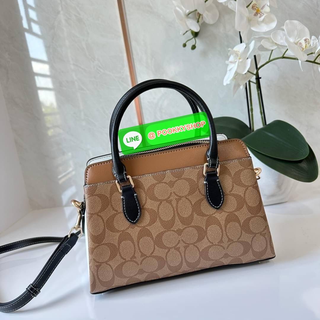 COACH MINI DARCIE CARRYALL IN BLOCKED SIGNATURE CANVAS (CH287) 👜คอลเลคชั่นใหม่สุดปัง ลุคคุณนายจะถือหรือสะพายข้างก็เริ่ดคะ รูปทรงถังไซส์เล็กวัสดุแคนวาสตัดหนังแท้ สายสะพายข้างถอดออกได้ มีหูหิ้วในตัว ภายในเป็นช่องโล่ง กว้างมีช่องแบ่งสัดส่วนใส่ของได้ค