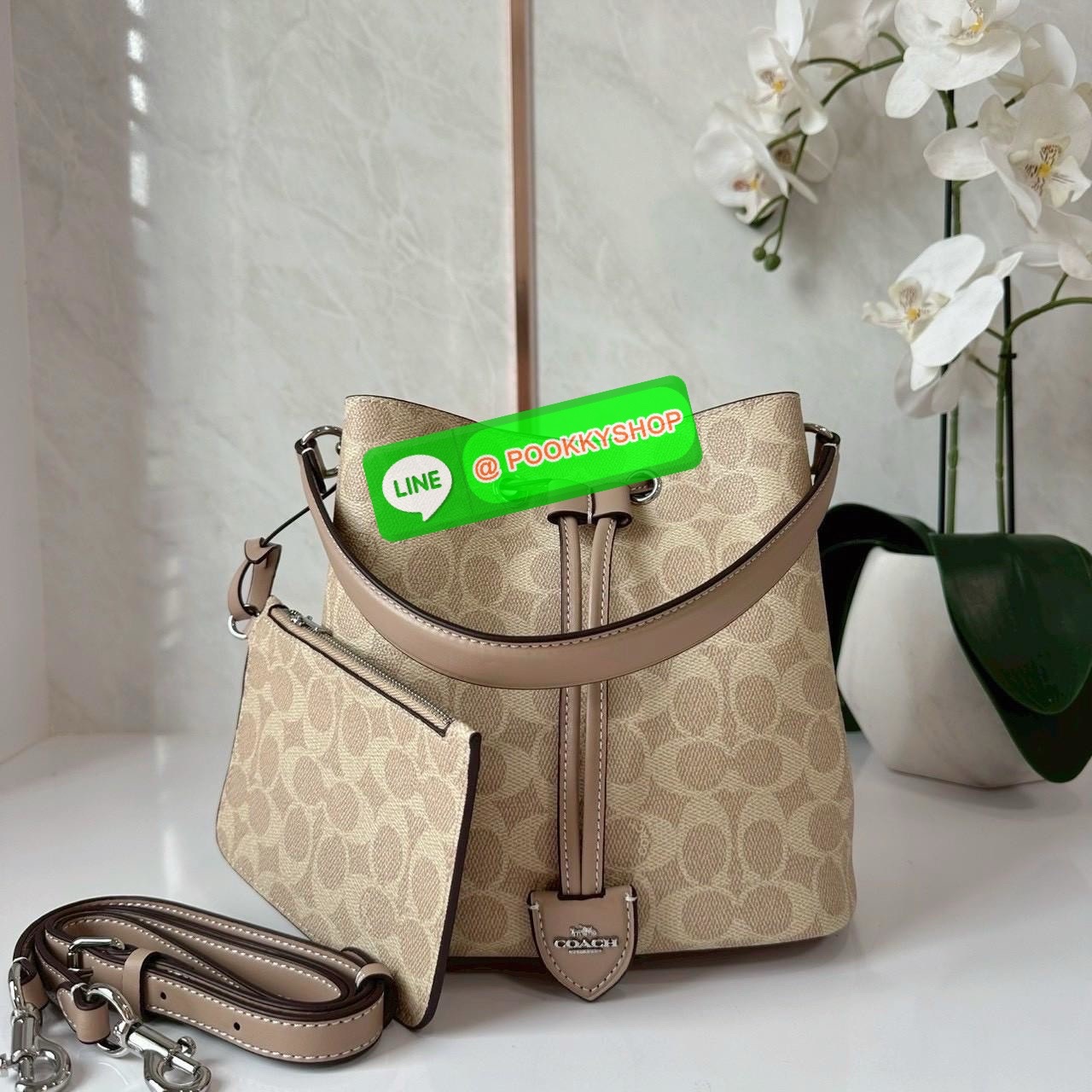 Coach Roan Bucket Bag Signature Canvas CBH07 กระเป๋าทรงบัคเก็ตใบเก๋ ดีไซน์คลาสสิก ลายซิกเนเจอร์สุดฮิต ใส่ได้ทุกโอกาส มาพร้อมสายสะพายปรับได้ ถอดได้ ใช้งานได้ทั้งสะพายไหล่ / crossbody / handheld