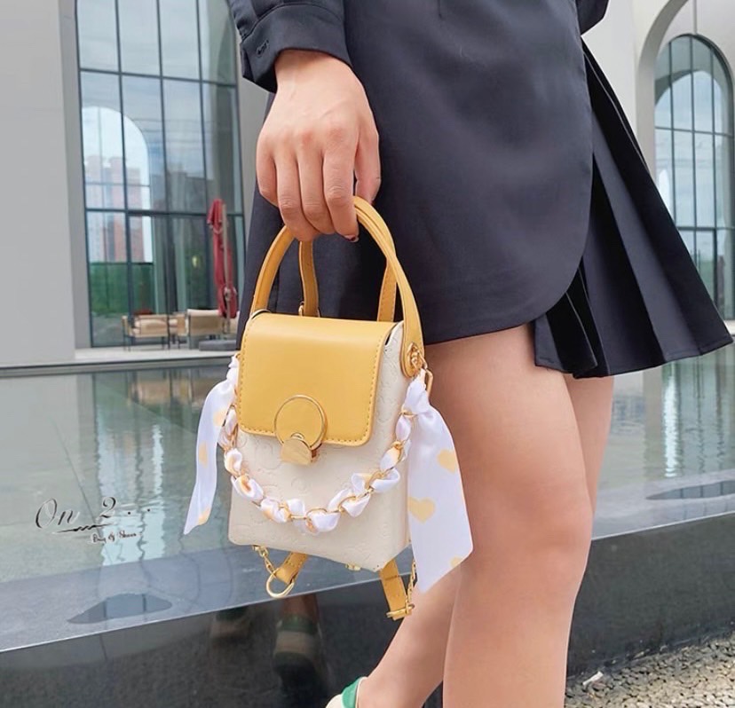 กระเป๋าสะพายข้างทรงกล่อง ไซส์มินิสะพายง่ายแมทเข้ากับทุกลุค สายสะพายยาวครอสบอดี้ได้ค่ะ ใส่โทรศัพท์ใส่ของจุกจิก