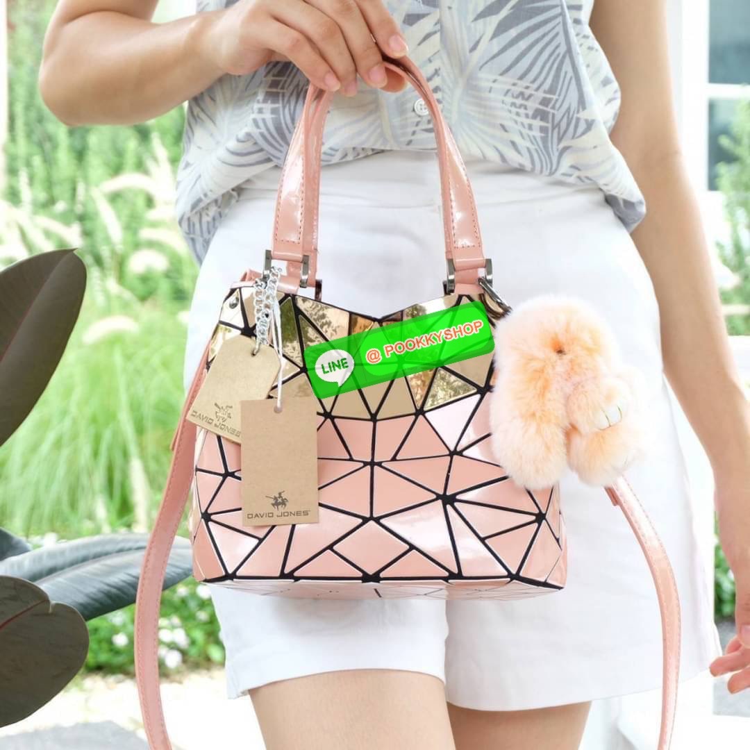 กระเป๋า ทรง Tote ตัวกระเป๋าเย็บติด ด้วยแผ่นอคิลิค สุดหรู ดีไซน์เกร๋ จุดเด่นที่ น้ำหนักเบา สามารถ ถือ หรือ สะพายไหล่ได้คะ ใบใหญุจุของคุ้ม แต่น้ำหนักเบาคะ มีใบเดียวจบ ควรมีติดตู้คะแนะนำเลย