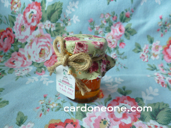 ของชำร่วยน้ำผึ้งใส่ขวด หุ้มผ้า ขนาด 2 ออซ์