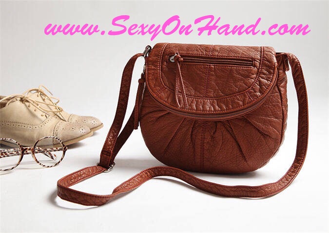 กระเป๋าสะพายข้าง กระเป๋า BRand AEROPOSTALE เนื้อนุ่ม ลื่น สีน้ำตาล สายปรับระดับได้คะ สินค้าหลุดโรงงาน จำนวนจำกัดคะ