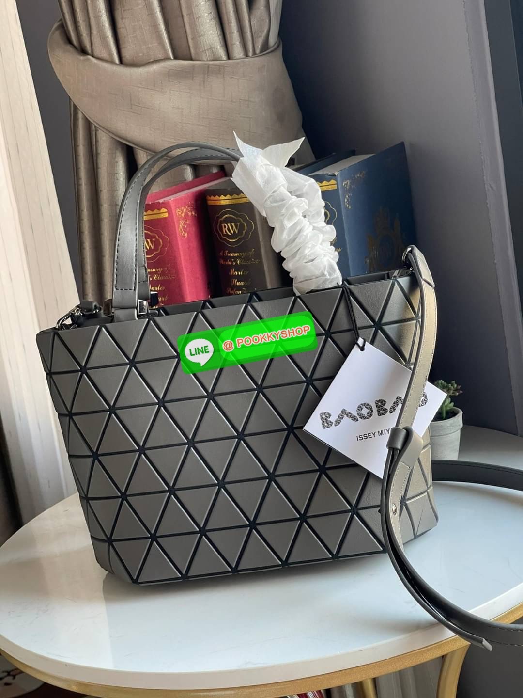 💕BAO BAO ISSEY MIYAKE MATTE CRYSTAL SMALL TOTE เป็นกระเป๋าทรงโท้ทที่มีความพิเศษด้วยการออกแบบแผ่นสามเหลี่ยมแบบใหม่จัดเรียงต่อกันในแนวตั้งเสริมกระเป๋าให้ดูหรูหรา ทันสมัย และดูมีเอกลักษณ์เป็นของตัวเอง อีกทั้งยังมีโครงสร้างฐานตาข่าย นอกจากช่วยให้กระเป