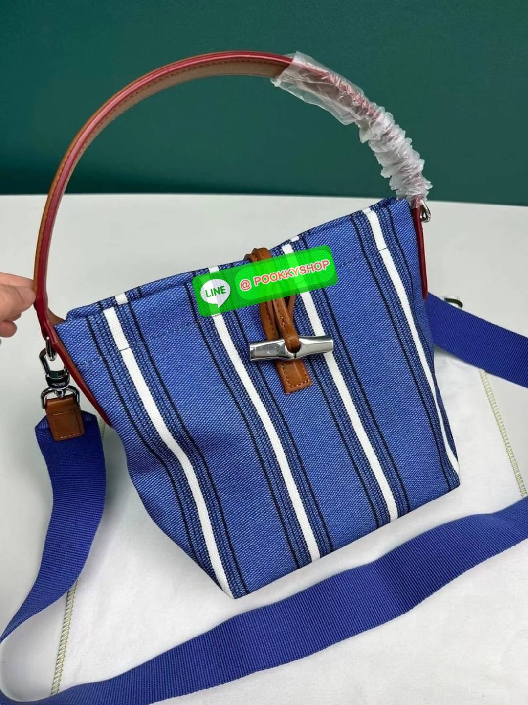 Long Champ Roseau Essential Raye กระเป๋าทรงถังขนาดเล็ก วัสดุผ้าฝ้ายลายทาง ตัดแต่งหนังวัว ซับในผ้าฝ้ายสีพื้น สีสันสดใส สามารถใช้ในชีวิตประจำวันได้อย่างสะดวก น้ำหนักเบา จุของได้เยอะ ด้านในมีกระเป๋าซิป 1 ช่อง มีสายสะพายไหล่ ถอดสายได้ ห้ามพลาดเลยค่า