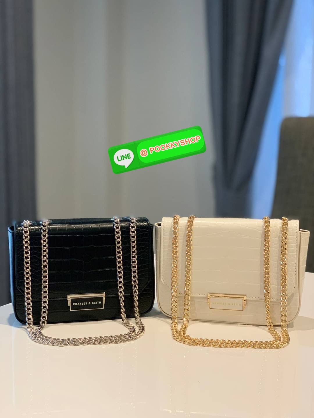 แท้ Outlet Charles&Keith ลายหนังจระเข้ ผิวเงา เปิดปิดแบบบีบคลายล็อค ภายในมีช่องซิป ด้านหลังมีช่องย่อย สะพายสายคู่หรือสายเดี่ยวได้ น้ำหนักเบา