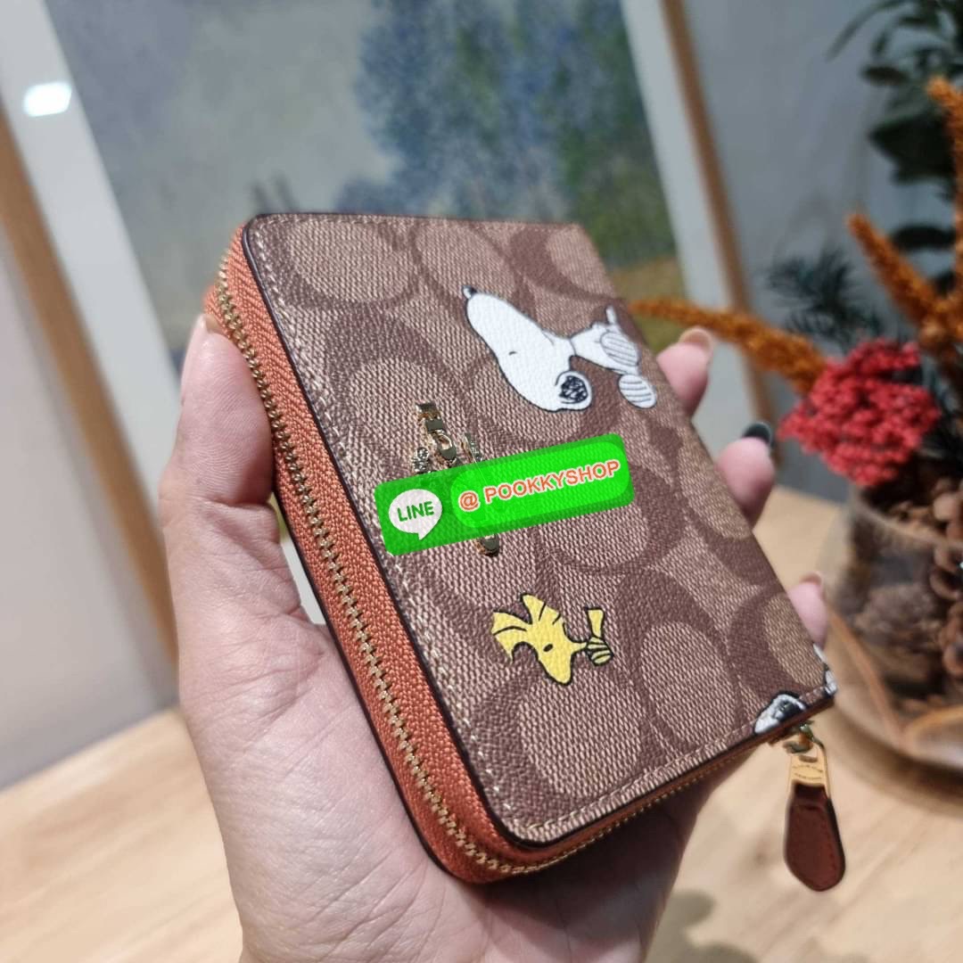 COACH CE708 COACH × PEANUTS SMALL ZIP AROUND WALLET IN SIGNATURE CANVAS WITH SNOOPY PRESENTS PRINT น้องใหม่เกินเบอร์กว่าเดิม กับกระเป๋าสตางค์ใบสั้น คอลใหม่จากเหล่าการ์ตูนสุดรัก ขนาดพกพาสะดวก ฟังก์ชั่นการใช้งานหลากหลาย ไม่ว่าจะช่องใส่บัตร ช่องใส่ธนบัตรที่ส