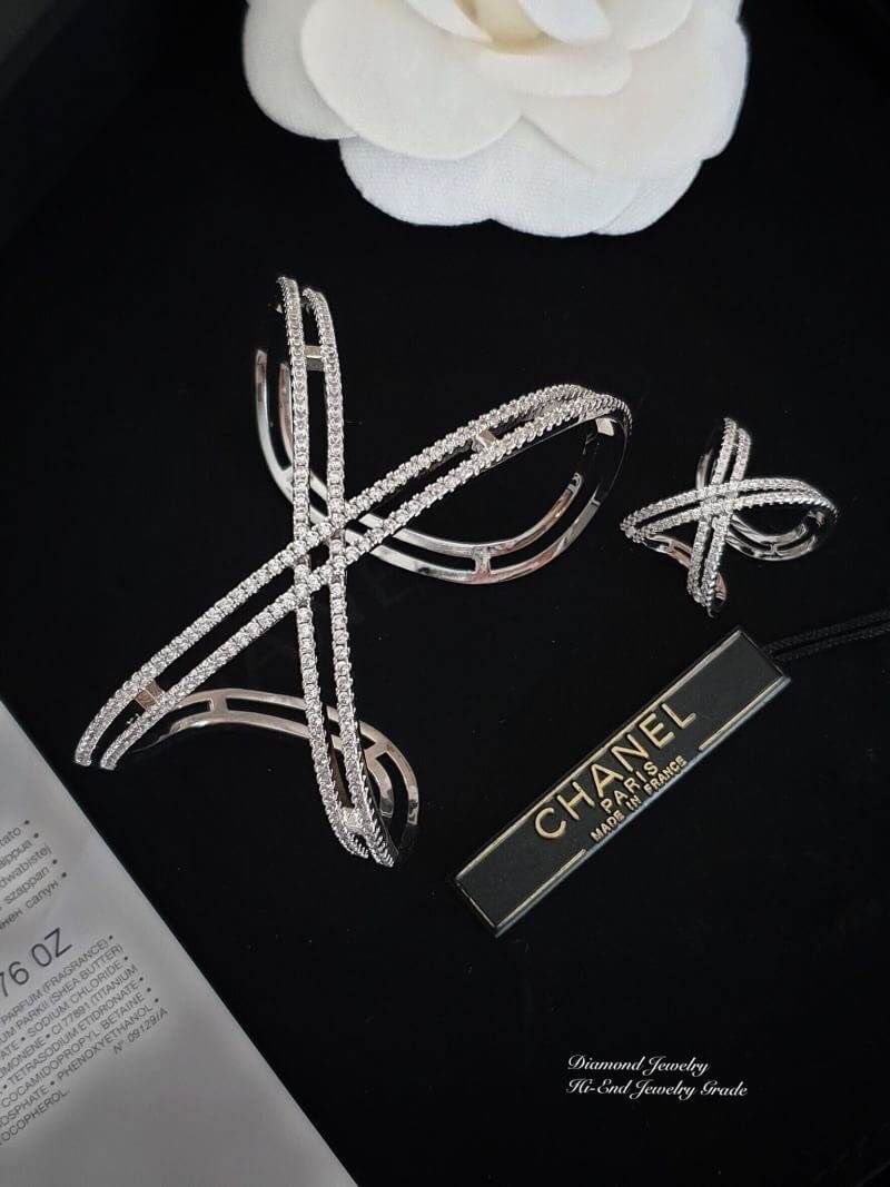 Super Hi-End quality!!!! ((Premium CZ Diamond)) Diamond Bangle & Ring กำไลและแหวน งานเข้าเซตเกรดจิวเวอรี่ งานสวยมากๆค่ะ ดีไซน์โมเดิร์นไม่ล้าสมัยใส่เข้ากับทุกชุด งานเกรดจิวเวอรี่นะคะรุ่นนี้ประดับด้วยเพชรพรีเมี่ยม CZ แท้ เกรด 6A ค่ะ เพชรวิ้งสวยงาม แสตมครบ ซ