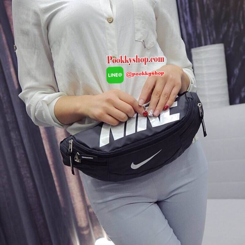 Brand : Nike กระเป๋าคาดเอว สะพายข้างใบใหญ่ เก็บของได้เยอะ ภายนอกมี2 ซิป ภายใน มีซิปเล็กไว้เก็บของ สายสะพายปรับได้ ใส่ได้ทั้งผู้หญิง และ ผู้ชาย