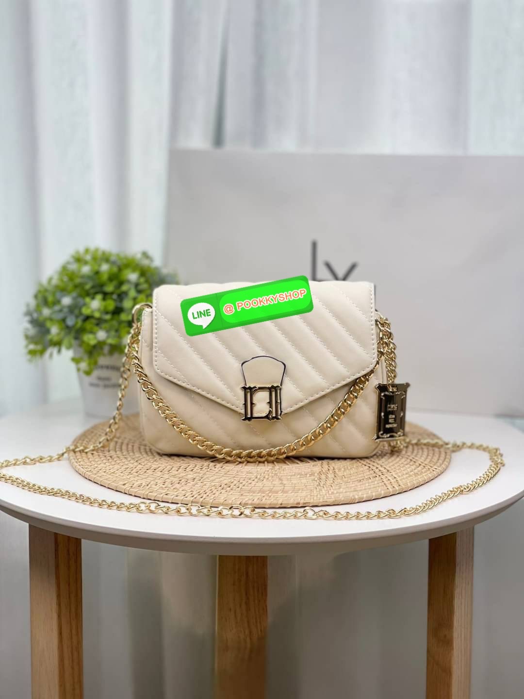 Lyn กระเป๋าทรงน่ารักปุ๊กปิ๊ก สายสะพายโซ่ทอง เปิดปิดด้วยกระดุมแม่เหล็ก ฐานกว้างใส่ของได้เยอะ