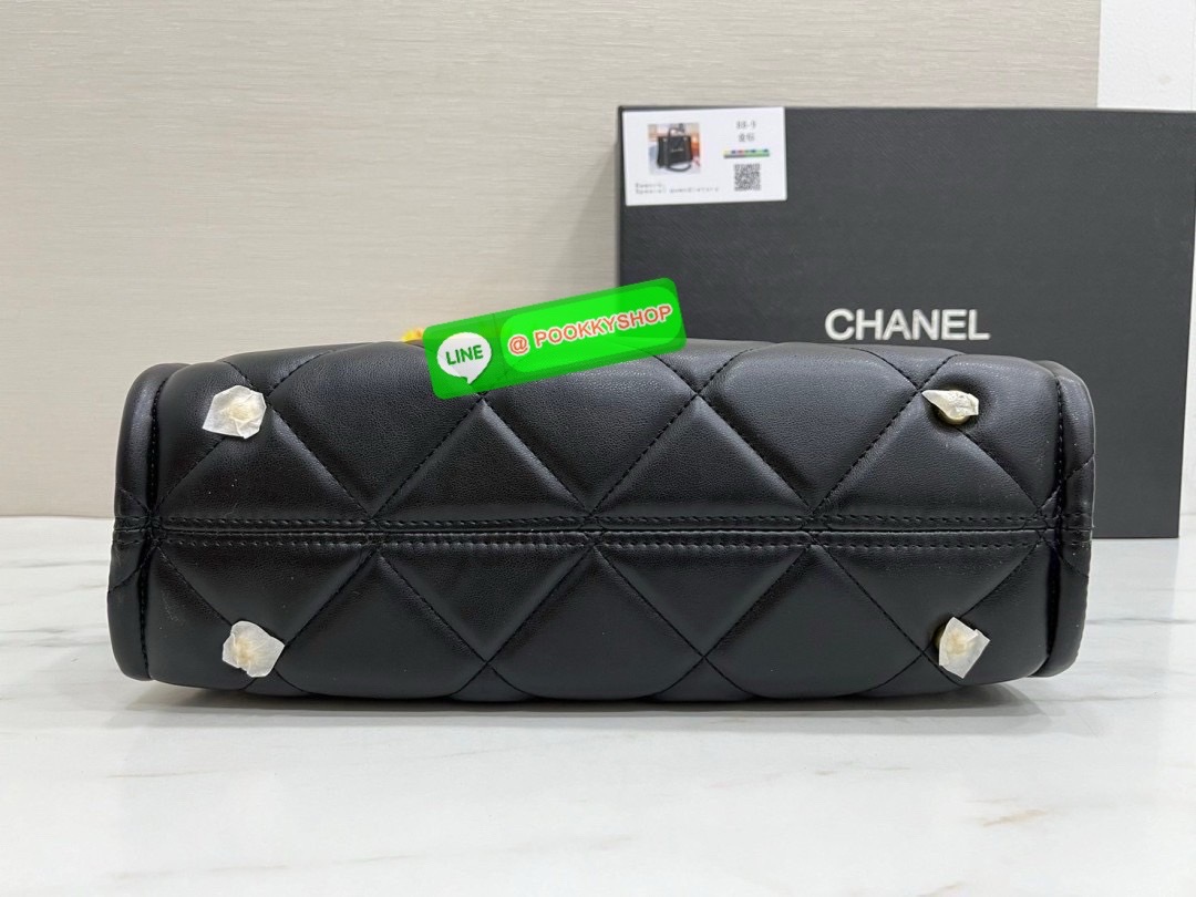 CHANEL SHOPPING BAG กระเป๋าหนังแกะสังเคระห์อย่างดี ใบใหญ่ หนังนุ่มมากๆ ลายนวม หนังมีความลื่นเงาค่ะ โดดเด่นด้วยโลโก้แบรนด์และสายสะพายไหล่ใช้โลหะอย่างดีแถมสวยและหรูมากๆเลย ภายในกระเป๋ากว้างใส่สัมภาระได้เยอะหายห่วงเลยค่ะ