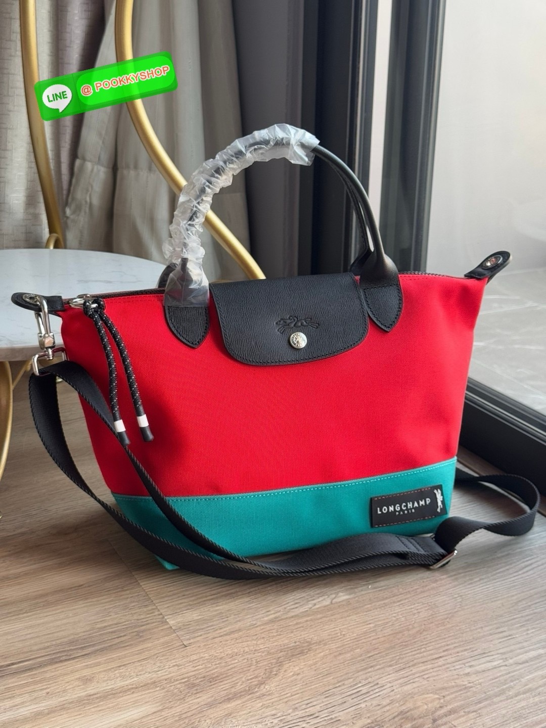 Longchamp Neo s Adjustable เป็นกระเป๋าสไตล์สปอร์ต ทันสมัย และใช้งานได้จริง น้ําหนักเบา กระเป๋าใบนี้เป็นเครื่องประดับที่มีเสน่ห์ในอุดมคติที่จะติดตามคุณในทุกกิจกรรมยามเย็นของคุณ มาพร้อมกับสายสะพายไหล่ปรับได้ สามารถพกพาได้ ทั้งแบบถือและสะพาย เหมาะสําหรับใช้ใ