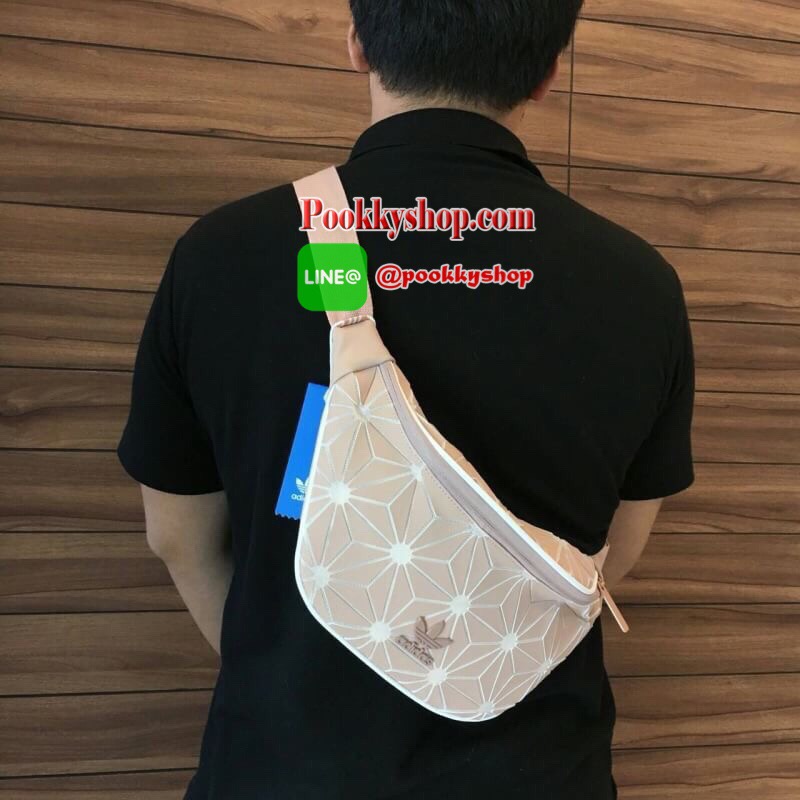 มาพร้อมถุงผ้าขาวกันฝุ่น) พร้อมเสิร์ฟความ Sport กับกระเป๋าคาดอก/คาดเอวจากแบรนด์ดัง ADIDAS MATE 3D รุ่นสุดฮิตในตอนนี้ โดดเด่นด้วยรูปทรงกะทัดรัด สายยาวปรับได้เป็นทั้งกระเป๋าคาดอกและกระเป๋าคาดเอว ด้านในใส่ของได้กำลังพอดี ใช้ได้ทั้งหญิงชายเลยคะรุ่นนี้ รีบคว้าด