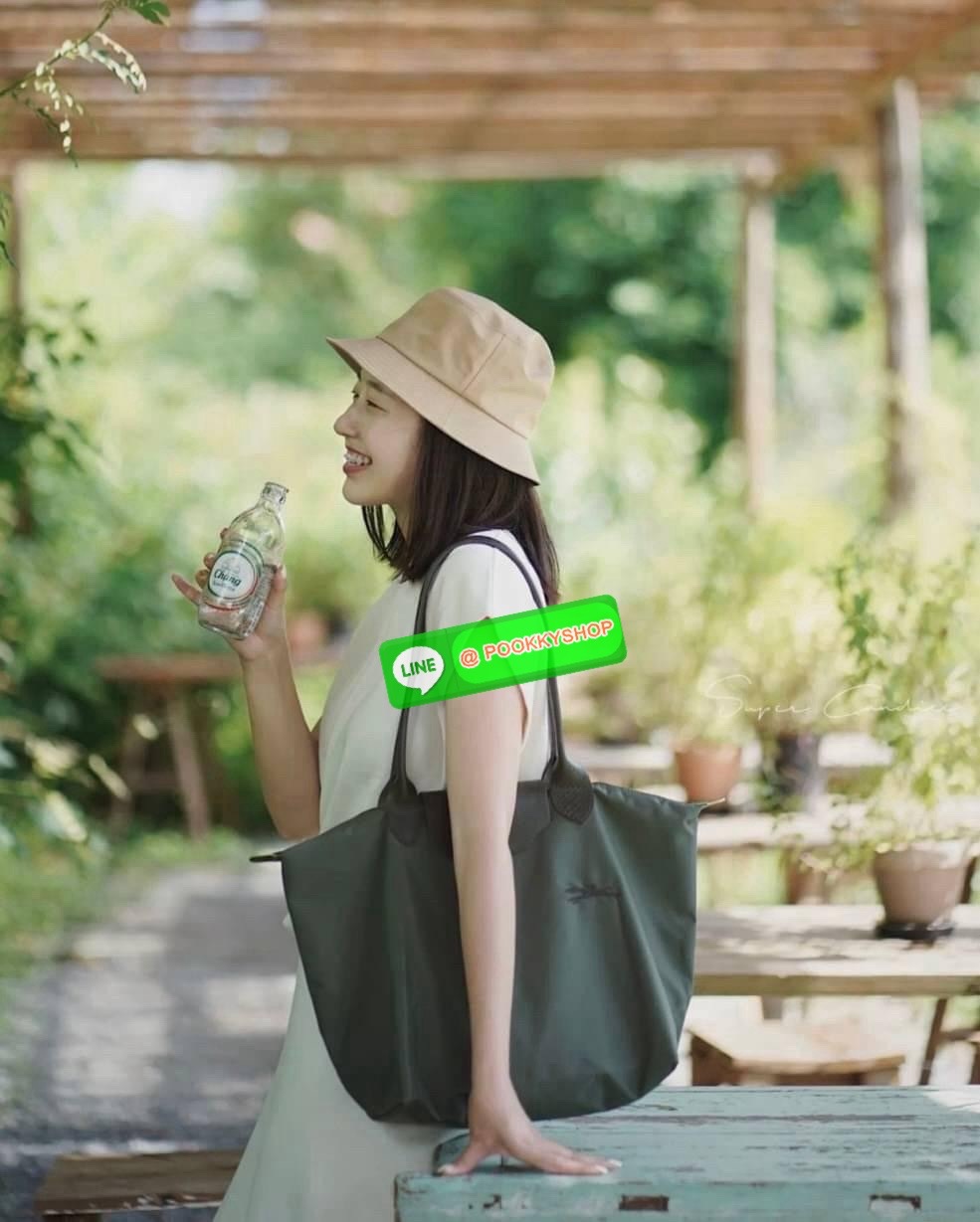 LONGCHAMP LE PLIAGE GREEN Shoulder bag L กระเป๋าโท้ทใบนี้ดึงดูดใจคุณด้วยรูปทรงมินิมอลและปริมาตรที่เพียงพอซึ่งสามารถเก็บเอกสารหรือแล็ปท็อปทั้งหมดของคุณได้อย่างง่ายดาย ด้ามยาวช่วยให้คุณสวมใส่ได้อย่างสบายบนไหล่ ขณะที่การปิดด้วยซิปช่วยให้มั่นใจได้ว่าสิ่งของทั