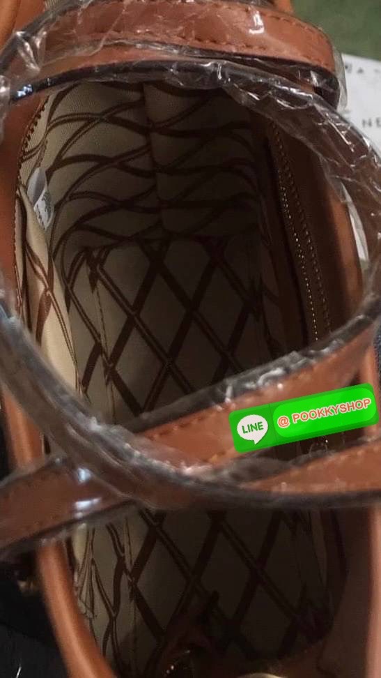 MCM Messenger & Shoulder Bags กระเป๋าถือ/สะพายข้าง ทรง shopper ไซส์มินิ สวยคลาสสิค พกพาสะดวก ใช้งานง่ายสุดๆ วัสดุหนังคุณภาพดี ปากกระเป๋ามีซิปรูดกันของหล่น รูดใช้งานง่าย ภายในเป็นช่องโล่ง มาพร้อมสาย crossbody ถอดถือคล้องแขนเก๋ๆได้สวยๆเลยน้า ใบจริงการันตีสว