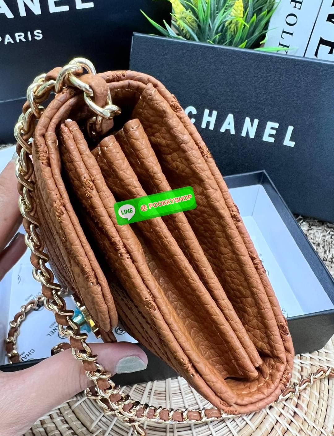 New in! สวยกริปมากๆค่ะ สาวๆที่มีบัตรเยอะๆหรือชอบพกเงินสดเยอะๆ แนะนำรุ่นนี้เลยค่ะ ไม่ผิดหวังแน่นอน CHANEL CHAIN WALLET//CLUTCH BAG ((vip gift ตปท)) พร้อมส่ง บอกเลยน้องสวย ไร้ที่ติเลยค่า! กับกระเป๋าสะพายแบบครอสบอดี้ร์หรือถือแบบคลัทเป็นกระเป๋าเงินเก๋ๆได้เลยค