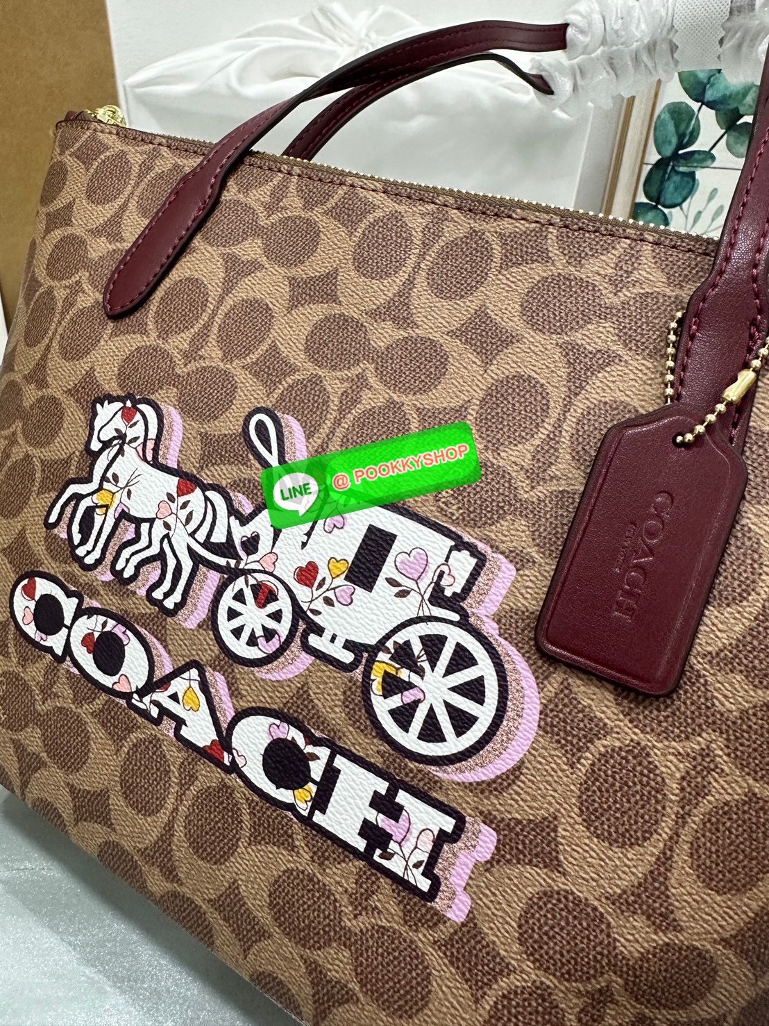 Coach Tote CX587 รุ่นม้าแคร่ Signature Patchwork แดงเบอร์กันดีสุดหรู ✨ รุ่นขายดี ลาย Signature Canvas พร้อมโลโก้ลายรถม้าเพิ่มลูกเล่นเด่นไม่เหมือนใคร 💼 ขนาดกำลังดี น้ำหนักเบา หิ้วไปทำงานหรือใส่ของรายวันก็เก๋