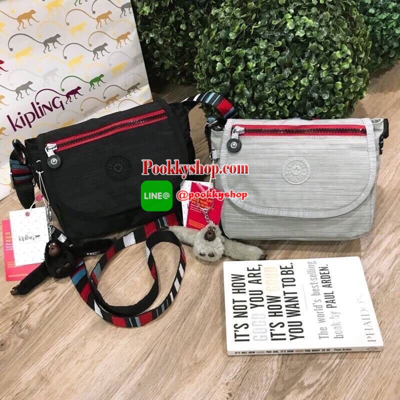 พร้อมส่ง NEW ARRIVAL! KIPLING SABIAN CROSSBODY BAG กระเป๋าสะพายรุ่นชนช็อปวัสดุ Nylon&Polyester 100% ขนาดกำลังน่ารัก เปิดปิดด้วยฝาปิดกระดุมแม่เหล็กและซิปแบรนด์ ด้านหน้ามี1ช่องซิป พร้อมพวงกุญเเจลิงน้อย ภายในมีโลโก้ ช่องซิปและสายคล้องพวงกุญแจ มีสายสะพายยาวหล
