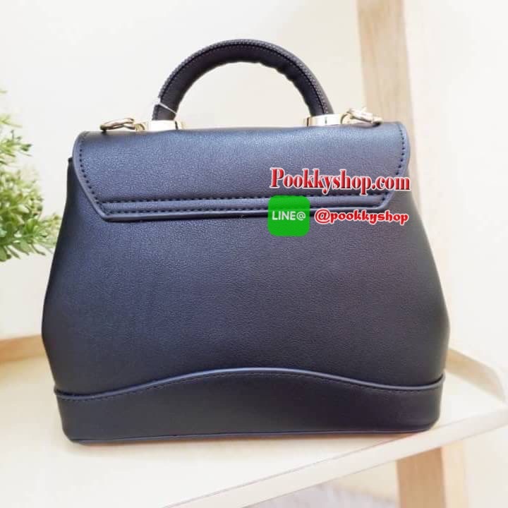 Lyn กระเป๋าหิ้วมาพร้อมสายสะพาย ขนาดกลางๆไม่เล็กไม่ใหญ่ ดีไซน์สวยน่ารัก ด้านในมีป้ายโลหะปั๊มแบรนด์ ใต้กระเป๋ามีหมุดรองทั้ง 4 มุม รูปทรงสวยเก๋ขนาดนี้ ไม่มีไม่ได้นะคะ