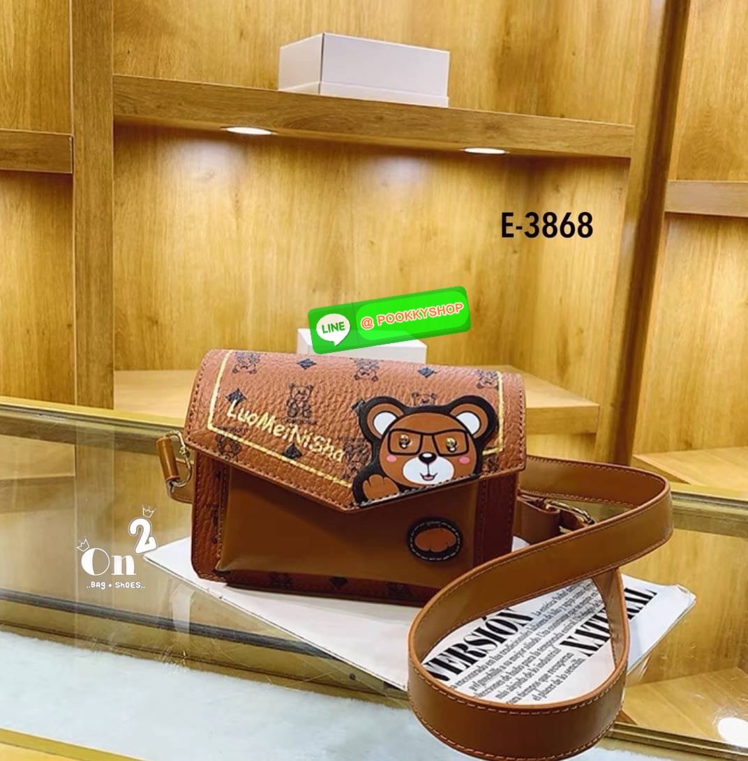 กระเป๋าสะพายข้างทรงแมสเซนเจอร์ เปิดหน้าอะไหล่ทอง สไตล์แบรนด์ มาพร้อมสายสะพายยาวปรับระดับได้ค่ะ ค่ะ