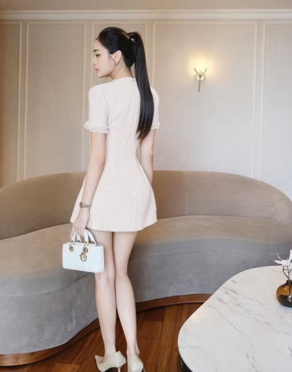 เดรสแฟชั่น เดรสเนื้อผ้าทวีตสุดหรู คือ..ยิ่งโดนแสงยิ่งสวยยิ่งหรู